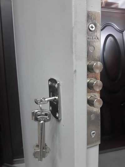 Метална врата с две брави