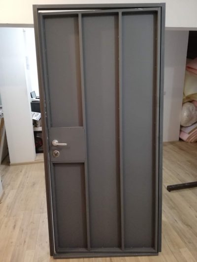 Метални врати за мазе на грунд сив