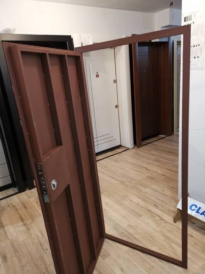 Метална врата за таван от Борса Узунов