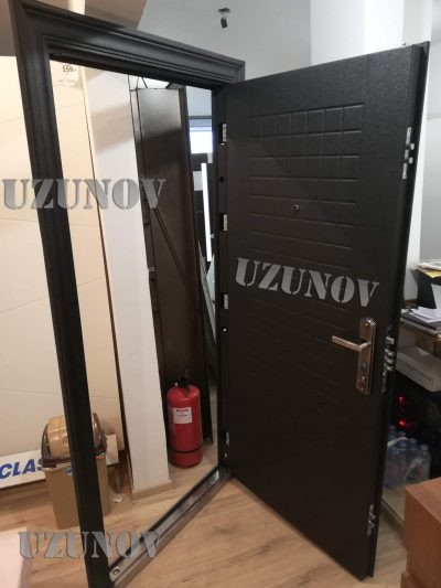 Метална врата 701C в София от Узунов
