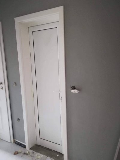 Бели алуминиеви врати с обръщане за баня от Узунов