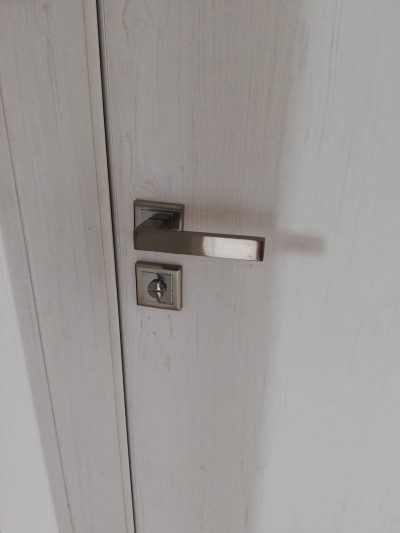 Алуминиеви врати с обличаща каса с дизайн на интериорна врата