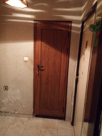 Алуминиеви врати с каса за обличане върху стара желязна каса от Узунов